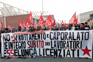 Corteo dei lavoratori Esselunga contro il caporalato e il licenziamenti a Pioltello 10/12/2011